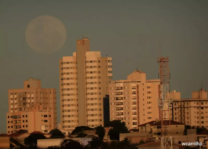 Lua de Morango: fenômeno raro ilumina o céu de Campo Grande e encanta moradores