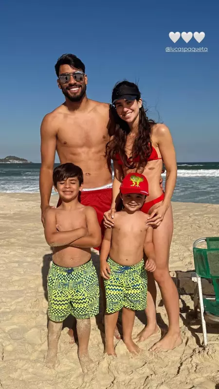 Lucas Paquetá e Duda Fournier curtem dia de praia com os filhos em looks combinando