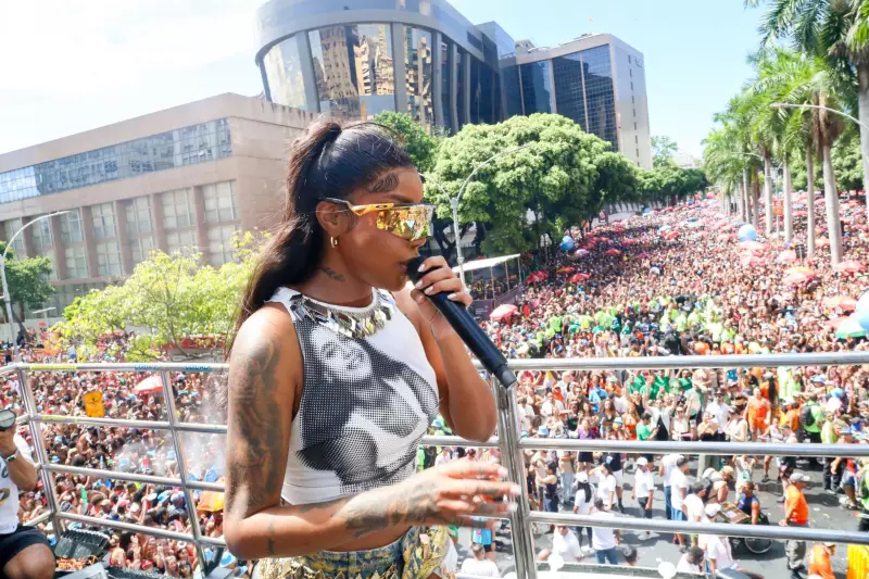 Ludmilla brilha na 29ª Parada do Orgulho LGBT em São Paulo: confira os detalhes!