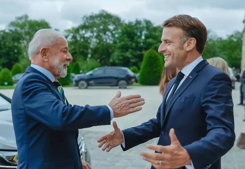 Lula alerta sobre fragilidade da democracia e avanço do negacionismo ao lado de Macron