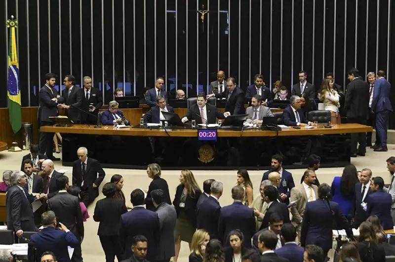 Lula comete gafes no G7 e governo sofre nova derrota no Congresso: o que aconteceu?