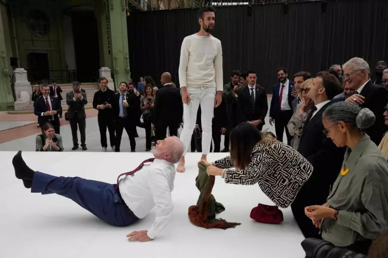 Lula e Macron fazem pose descontraída em Paris: momento viral entre líderes mundiais