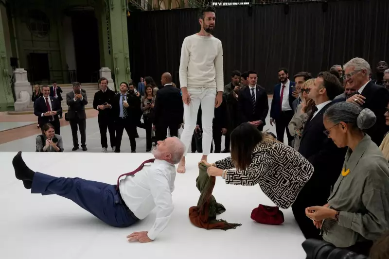 Lula e Macron se divertem em visita a exposição de arte com momentos descontraídos