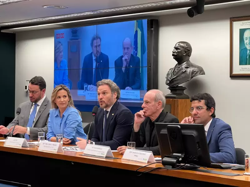 Lula faz promessa emocionante a Ney Matogrosso no Palácio do Planalto