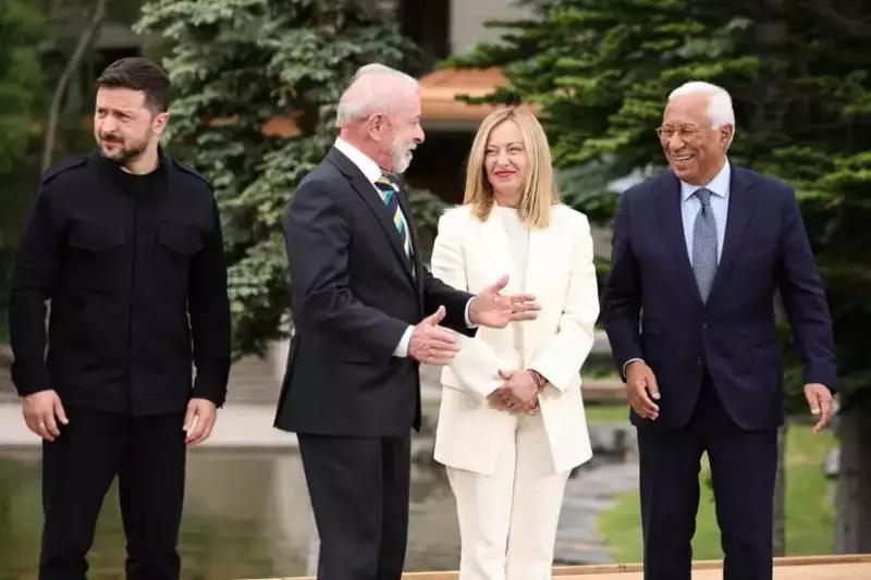 Lula se distrai em foto do G7 e recebe chamado de atenção de líderes mundiais