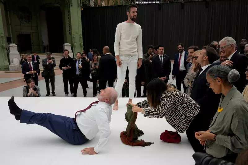 Lula tenta imitar acrobata ao lado de Macron em Paris e viraliza nas redes sociais