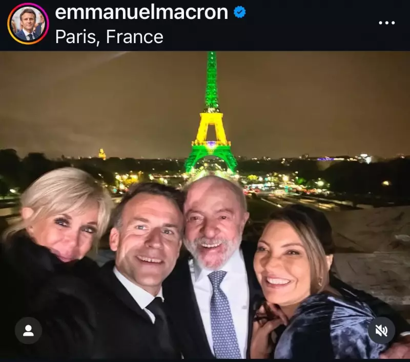 Macron e Lula posam juntos em selfie com torre Eiffel ao fundo: encontro histórico