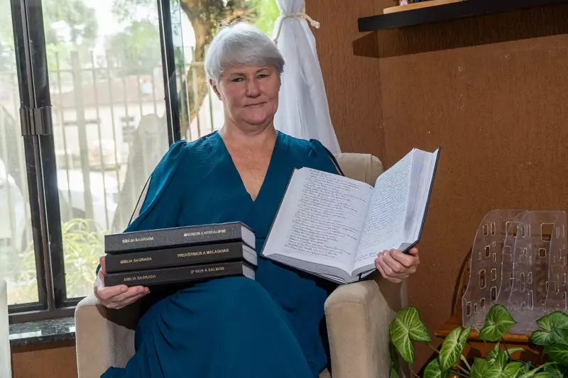 Mãe copia a Bíblia à mão duas vezes e inspira projeto coletivo em igreja do Paraná
