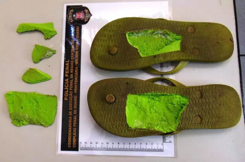Mãe de detento flagrada com maconha escondida em chinelo ao tentar entrar em presídio
