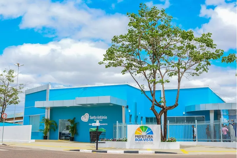 Mãe denuncia enfermeira por negar atendimento a criança e se ausentar por 40 minutos para beber água em Boa Vista