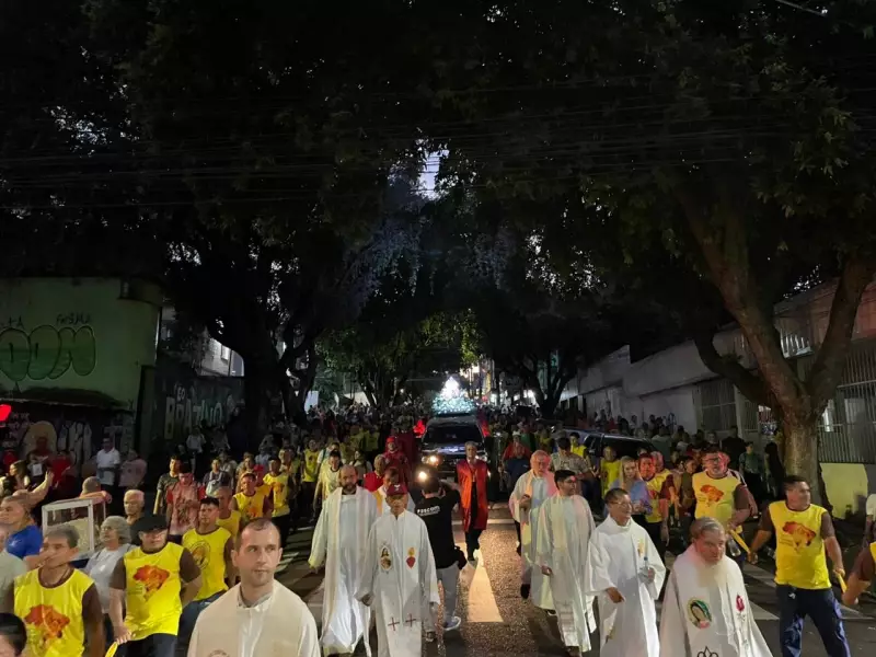 Manaus celebra Corpus Christi com missa campal e procissão emocionante no centro