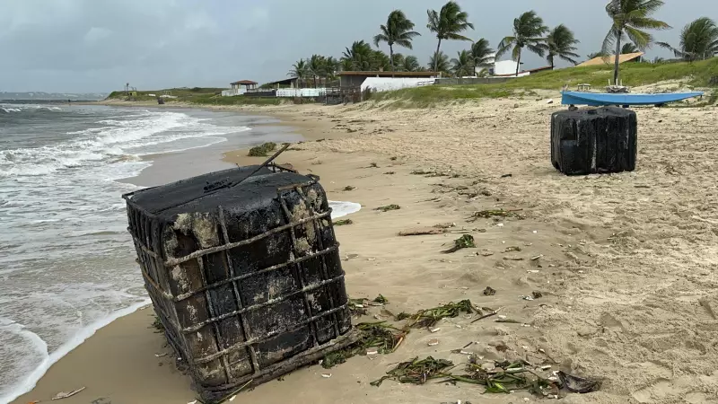 Manchas de óleo e contêiner misterioso aparecem em praias do RN: entenda o caso