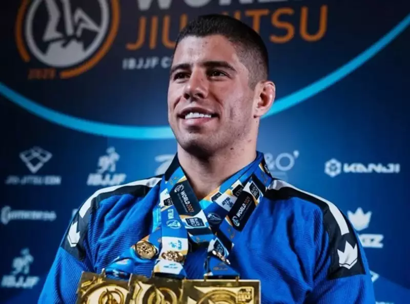 Manezinho Tainan Dalpra conquista tricampeonato mundial de Jiu-Jitsu na faixa-preta da IBJJF