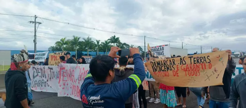 Manifestação indígena causa congestionamento na BR-101 no Norte de SC