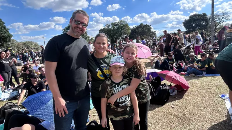 Marcha para Jesus em SP: Mães e filhos celebram juntos a fé que atravessa gerações