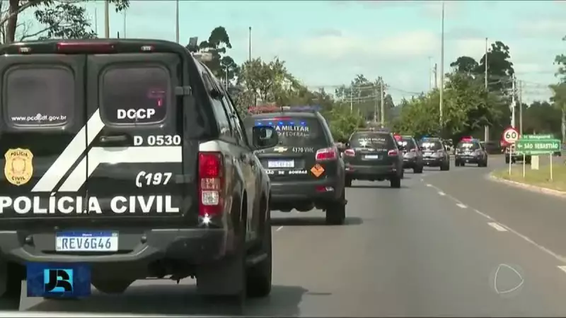 Marcos Willians Herbas Camacho, o Marcola, é levado para exames médicos sob forte esquema de segurança
