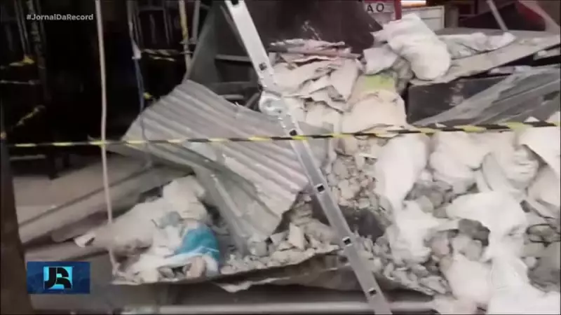 Marquise desaba em Copacabana e assusta pedestres: veja imagens do incidente