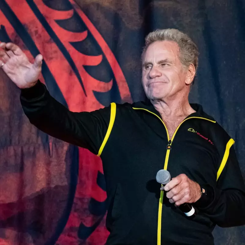 Martin Kove é expulso de evento após morder atriz: polêmica choca fãs