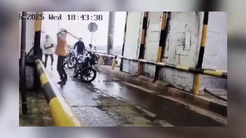 Mascarados vandalizam praça de pedágio e agridem funcionários na Índia: veja o vídeo chocante