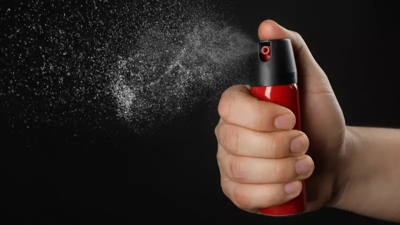 Médica é presa após jogar spray de pimenta em missa por causa de barulho de criança