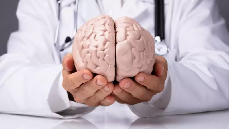 Médico revela teste simples com as mãos que pode detectar tumor cerebral
