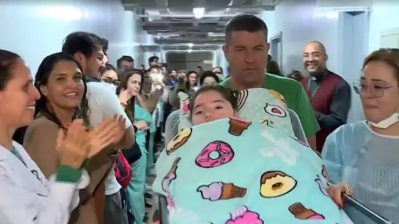 Menina com doença degenerativa deixa hospital após 12 anos e descobre o mundo: "É um renascimento", diz mãe