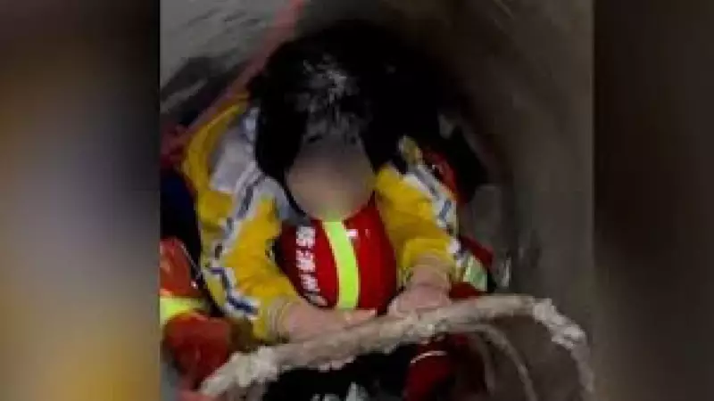 Menina de 8 anos é resgatada após ficar 7 horas presa em esgoto na China