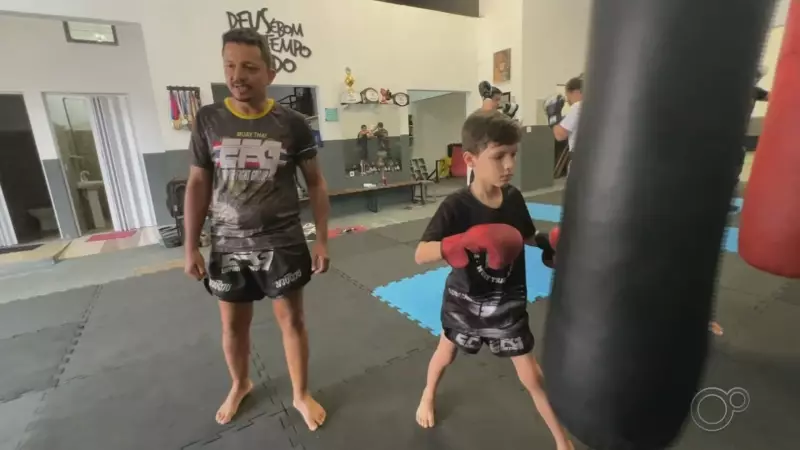 Menino autista de 7 anos supera desafios com Muay Thai: "Ele não sabia correr", diz avó
