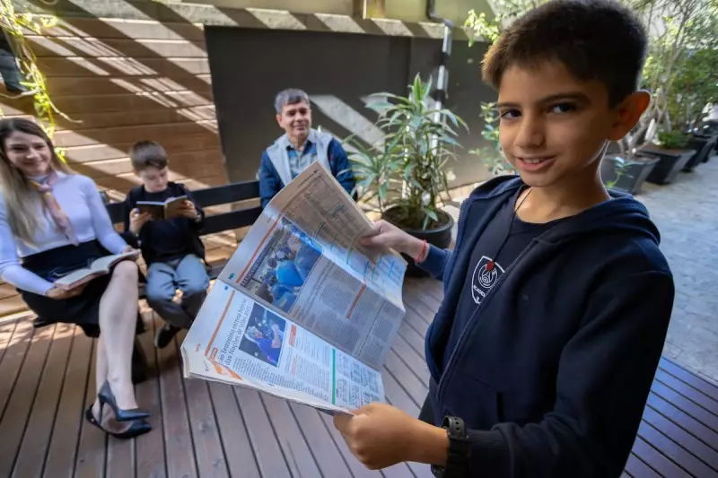 Menino de 10 anos mantém viva a tradição da leitura com jornal impresso em SC