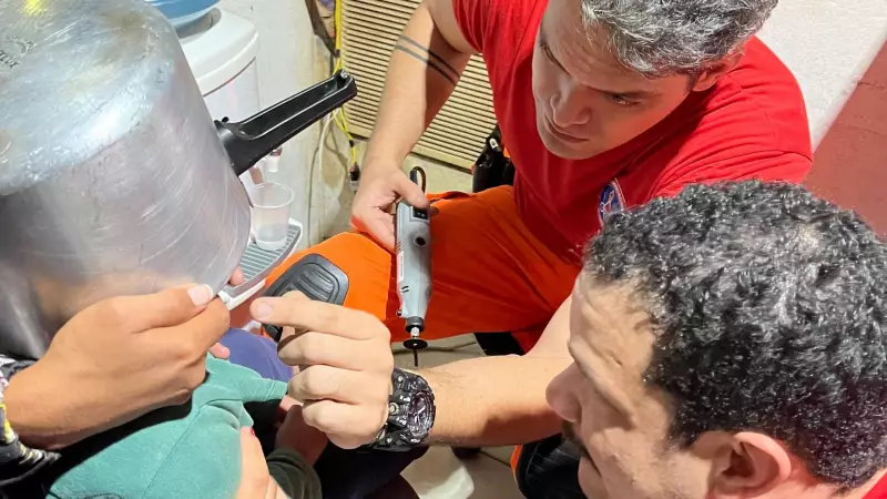 Menino de 2 anos fica preso com panela de pressão na cabeça por mais de uma hora em MG | Bombeiros usam criatividade para resgate