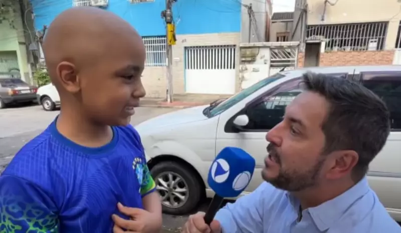 Menino de 7 anos com câncer realiza sonho ao receber visita de apresentador de TV no ES