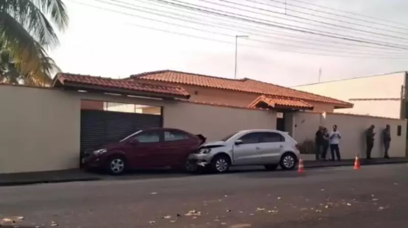 Menino de 7 anos dirige carro escondido e causa acidente chocante no interior de SP
