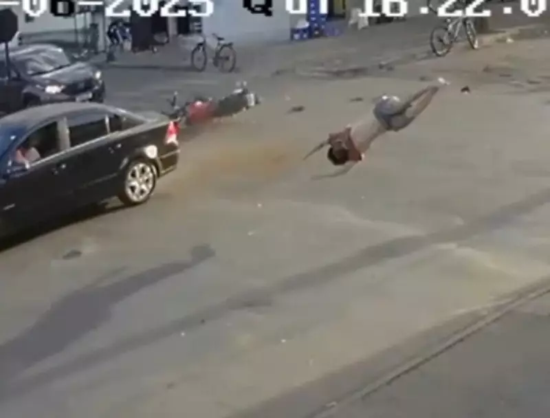 Menino voa por cima de carro após batida em fuga de moto em alta velocidade - Assista ao vídeo chocante!