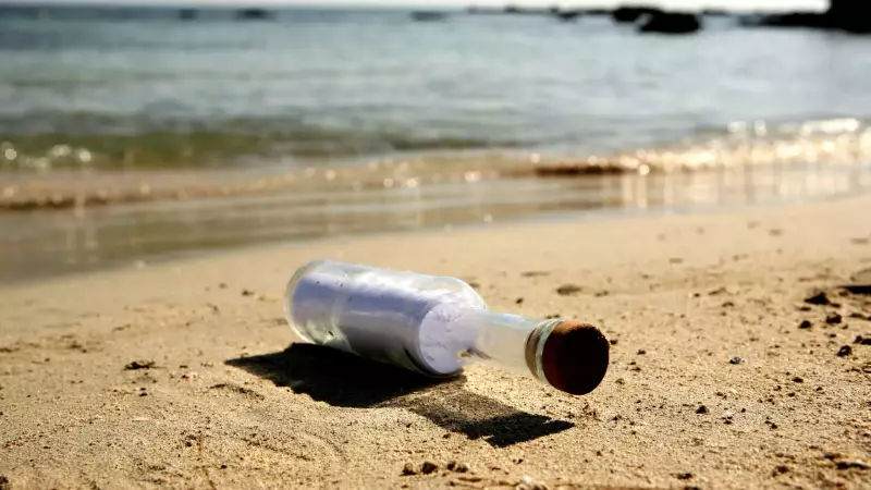 Mensagem em garrafa cruza o oceano e transforma viagem de família nos EUA