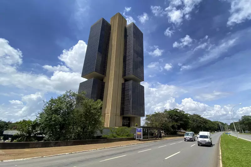 Mercado reduz projeção do IPCA para 2025: inflação cai para 5,20% e dólar apresenta leve queda