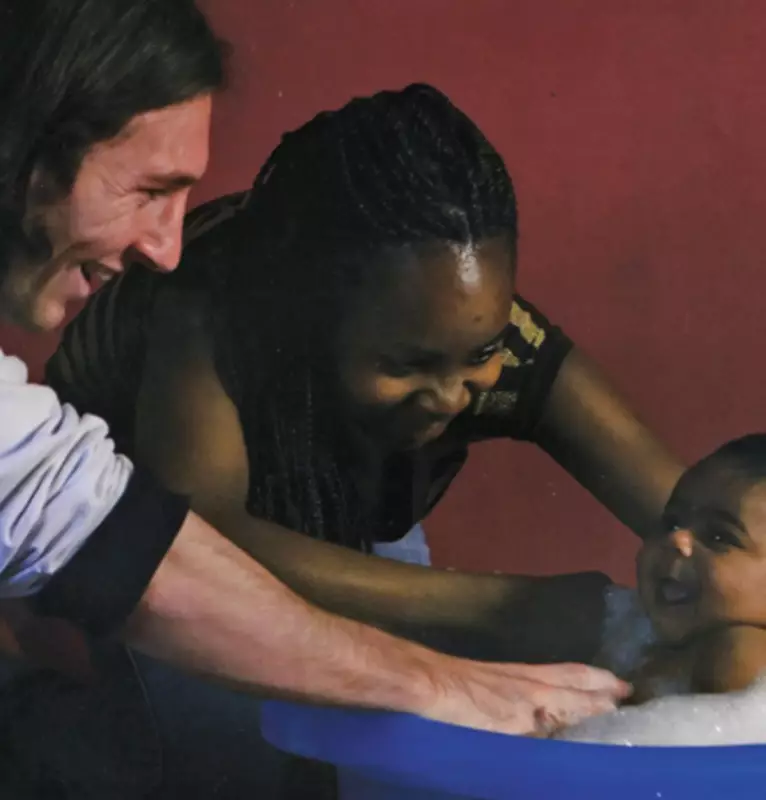Messi e Lamine Yamal bebê: a foto real que viralizou e fez parte de campanha do Barcelona em 2007