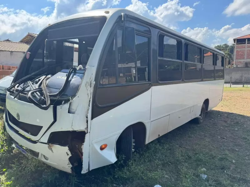 Micro-ônibus colide com poste e deixa feridos na Grande BH: saiba detalhes