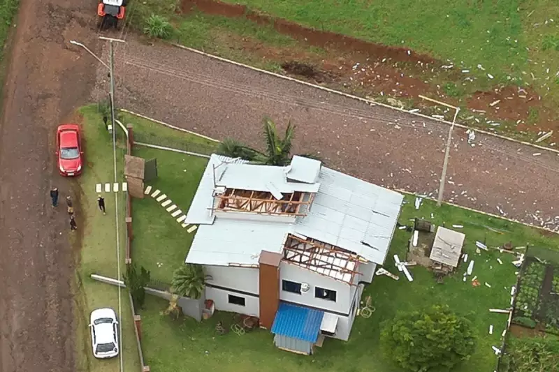 Microexplosão em SC: ventos superam 80 km/h e causam estragos