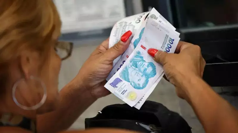 Milei incentiva argentinos a tirar dólares de baixo do colchão: entenda o motivo