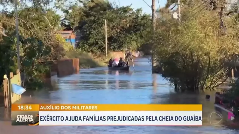 Militares resgatam famílias ilhadas pela cheia do Guaíba em Porto Alegre
