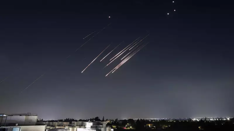 Mísseis Iranianos Rasgam os Céus de Israel: Imagens Impressionantes do Ataque