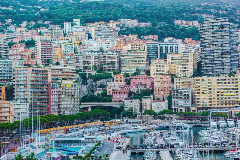 Monaco enfrenta crise imobiliária: ricos demais e espaço de menos