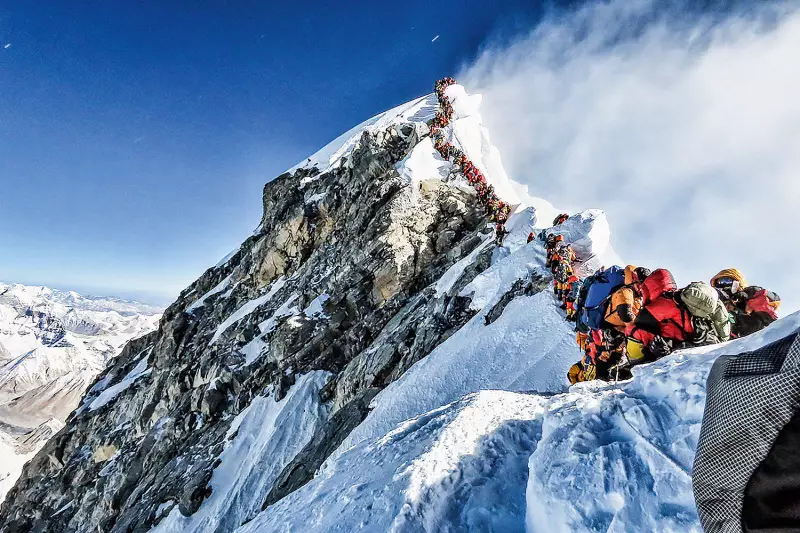 Monte Everest em Crise: Como o Turismo em Massa e as Mudanças Climáticas Estão Destruindo o Topo do Mundo