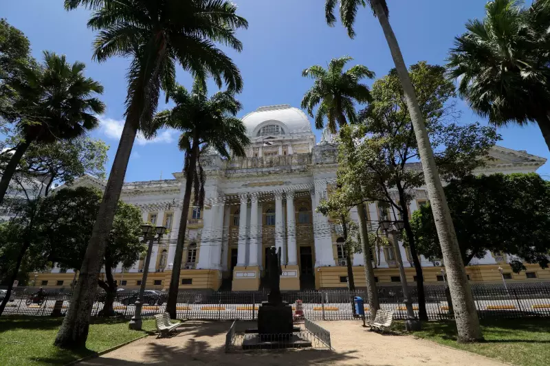 Moradora é condenada a indenizar zelador negro por comentário racista em PE