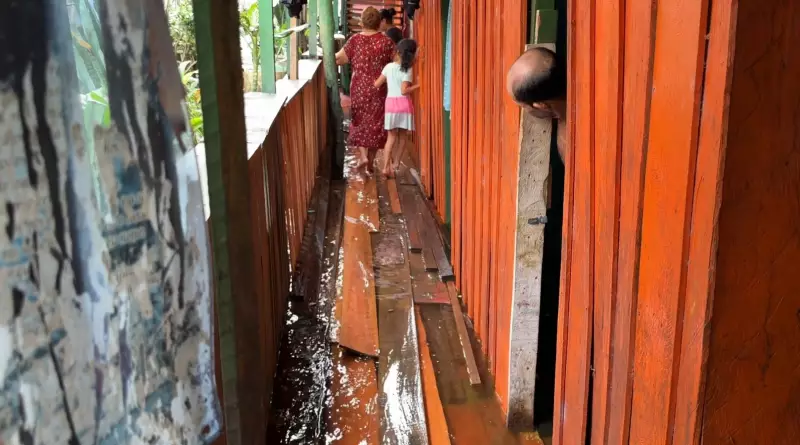 Moradores do Educandos exigem pontes em áreas alagadas pela cheia do Rio Negro