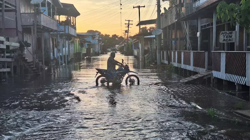 Moradores transformam ruas alagadas em balneário durante cheia no Amazonas