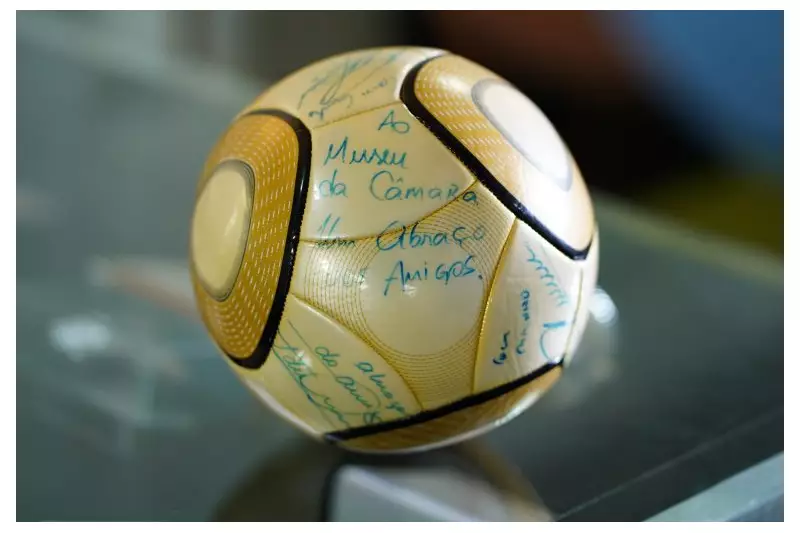 Moraes pede 17 anos de prisão para homem que furtou bola autografada por Neymar