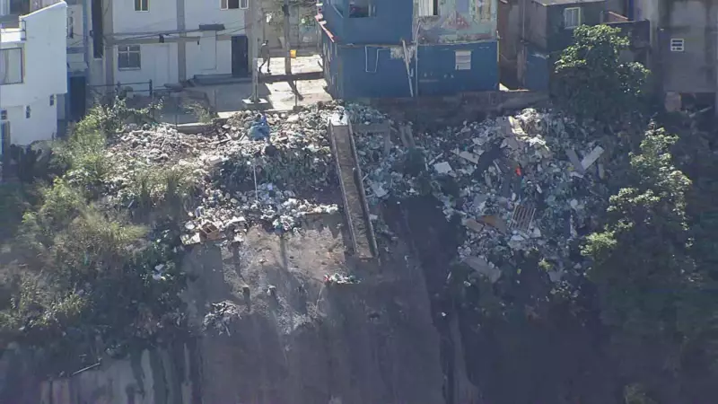 Morro da Providência vira depósito irregular: pedreira abandonada é usada como lixão