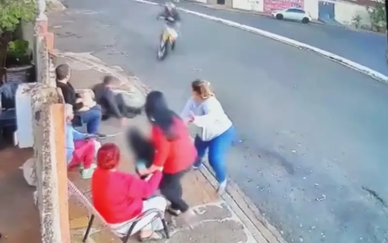 Moto descontrolada quase atinge família em calçada de Bebedouro (SP); assista ao vídeo chocante
