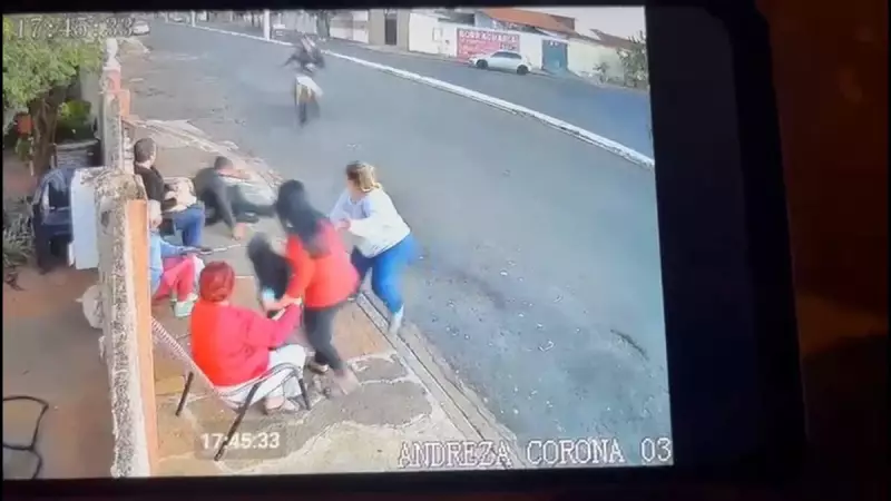 Moto desgovernada quase atropela família em rua do interior de São Paulo — assista ao vídeo chocante!